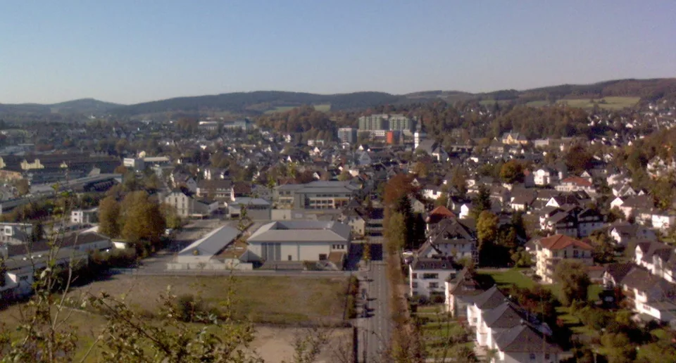 Panorama von Attendorn mit Wohnhäusern, Kirche und bewaldeten Hügeln