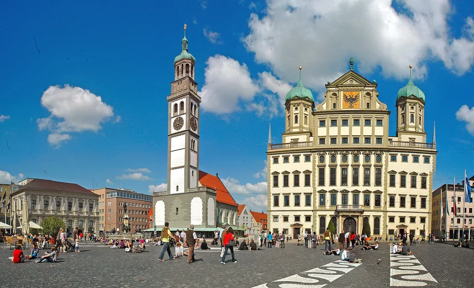 Augsburger Rathaus und Perlachturm am belebten Rathausplatz