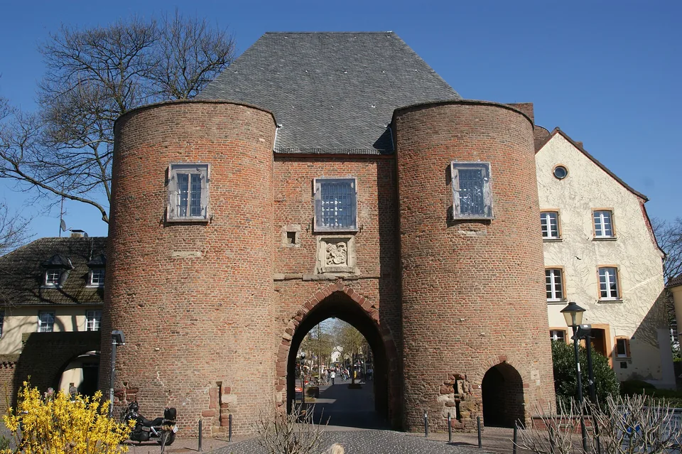 Aachener Tor in Bergheim mit seinen beiden runden Backsteintürmen