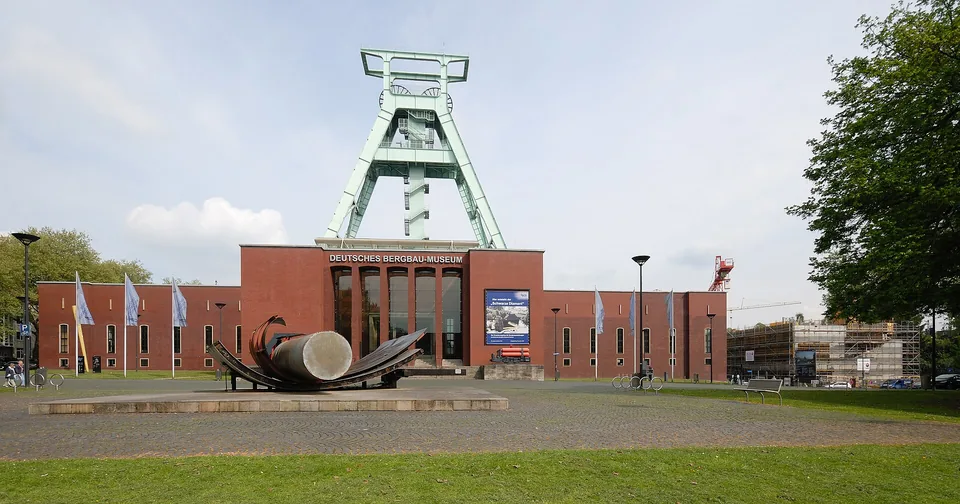 Deutsches Bergbau-Museum Bochum mit grünem Fördergerüst