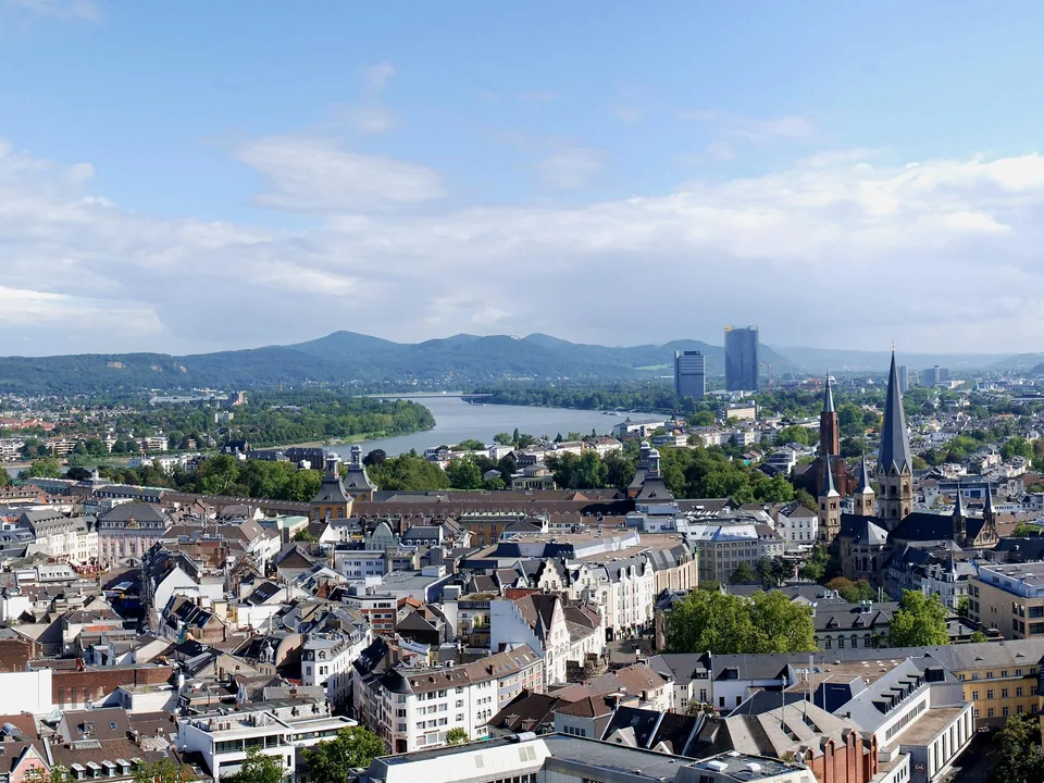 Blick über die Bonner Innenstadt in Richtung Rhein und Siebengebirge