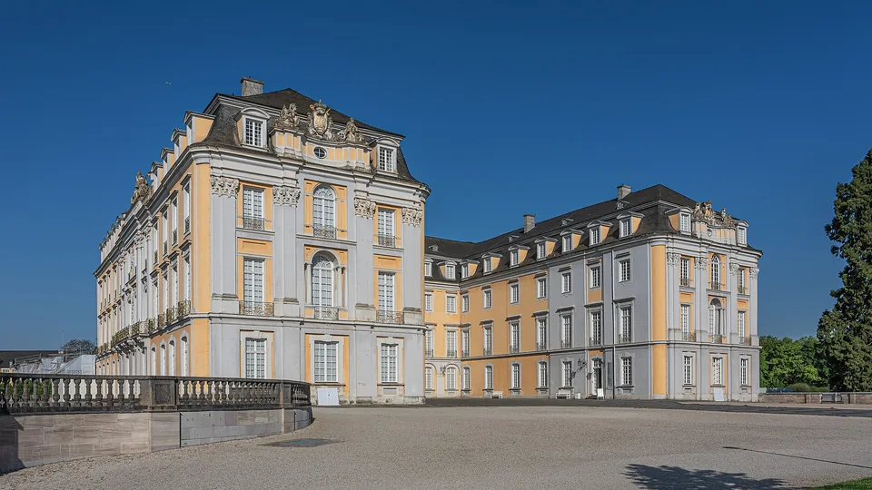 Schloss Augustusburg in Brühl mit barocker Fassade und Vorplatz