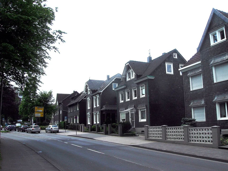 Straßenansicht in Burscheid mit Wohn- und Geschäftshäusern