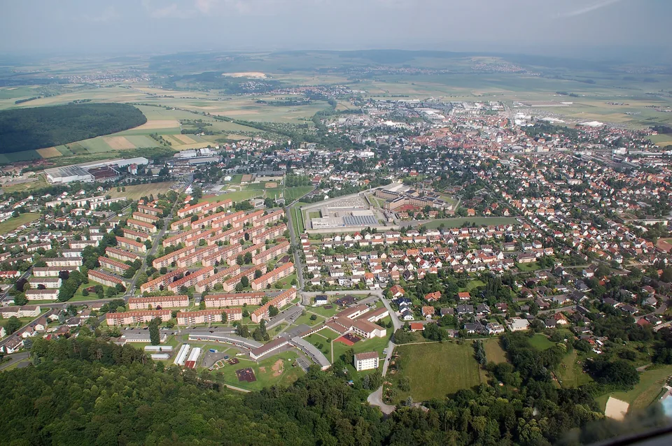 Luftaufnahme von Butzbach mit Wohngebieten und umliegenden Feldern