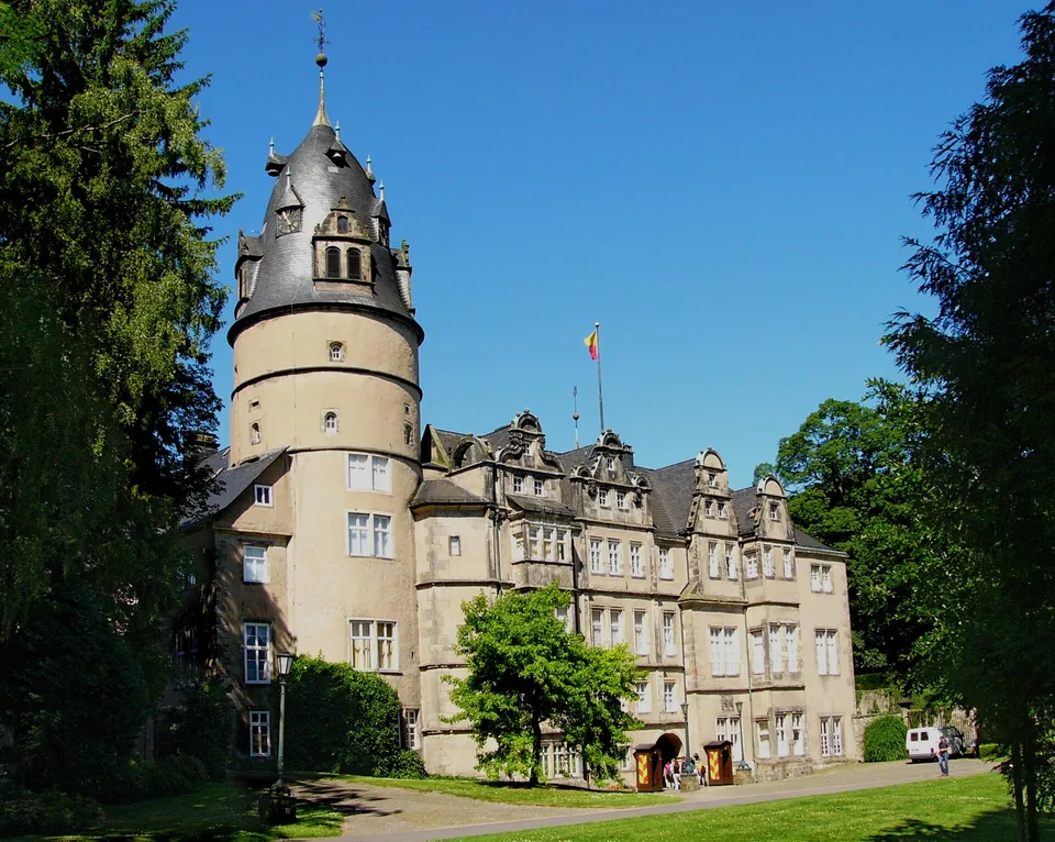 Residenzschloss Detmold mit Rundturm und grüner Parkanlage