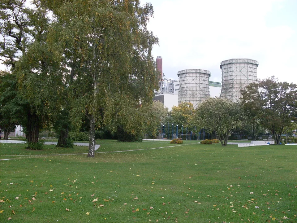 Stadtwerkepark in Düsseldorf-Flingern-Süd mit Grünflächen und Kraftwerk im Hintergrund