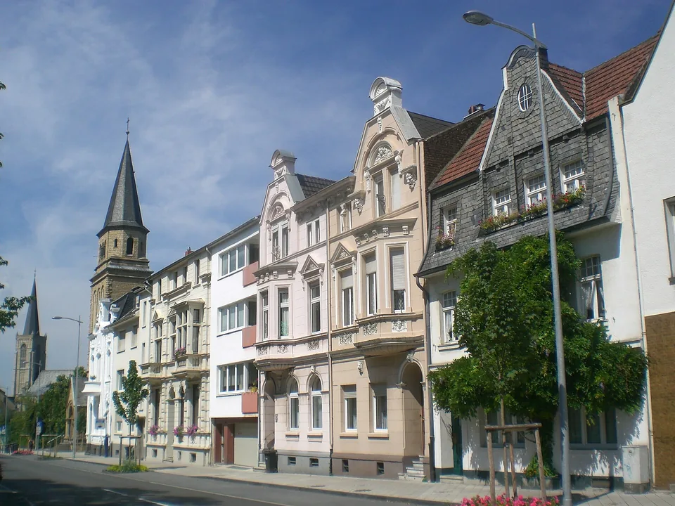 Historische Fassaden und Kirchturm an der Kölner Straße in Euskirchen
