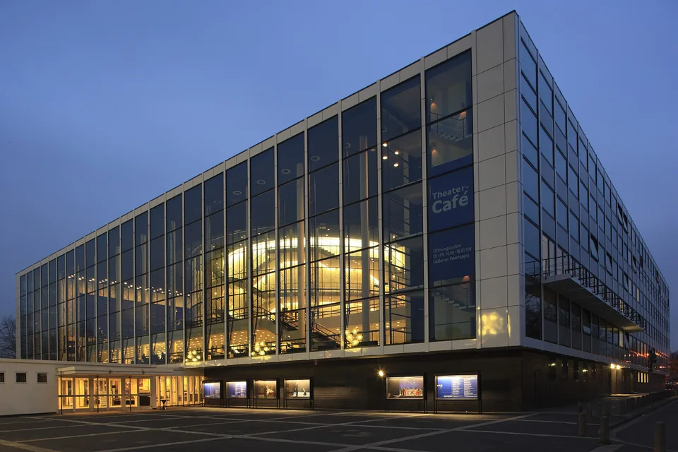 Glasfassade des Musiktheaters im Revier in Gelsenkirchen am Abend