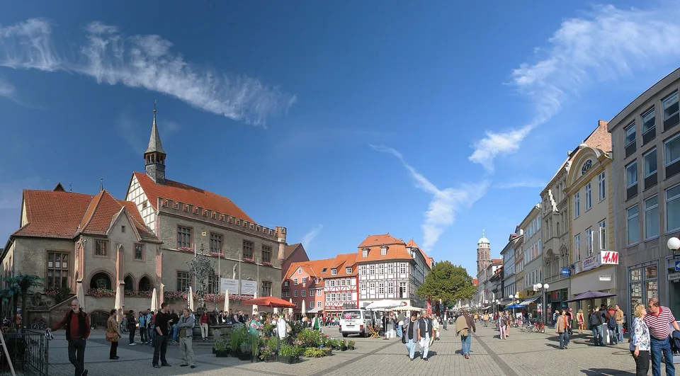 Göttinger Marktplatz mit historischem Rathaus und umliegenden Fassaden