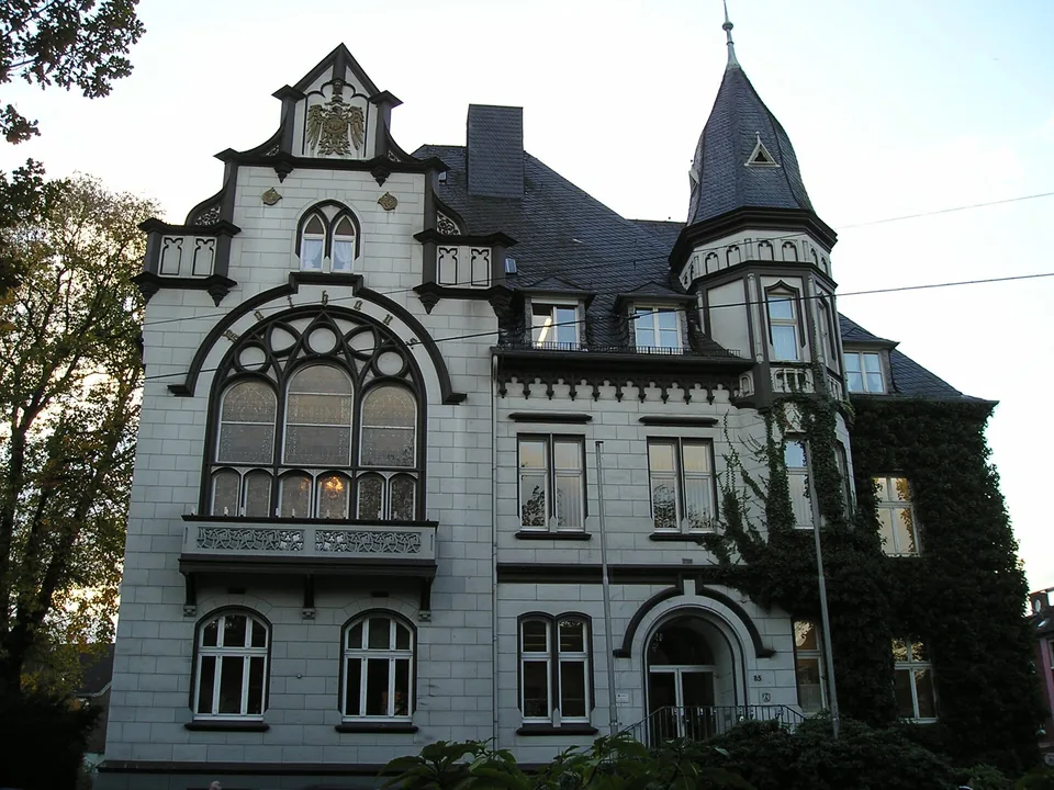 Altes Rathaus in Haan mit reich gegliederter historischer Fassade