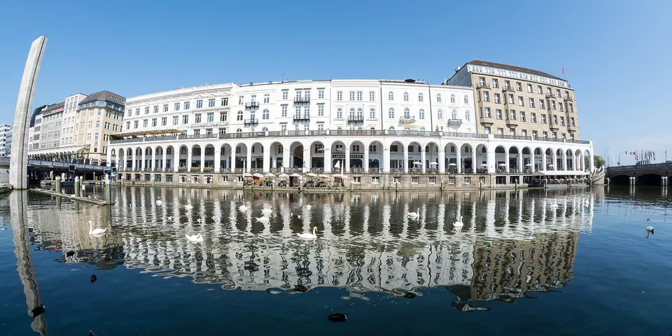 Weiße Alsterarkaden in Hamburg mit Spiegelung in der Kleinen Alster