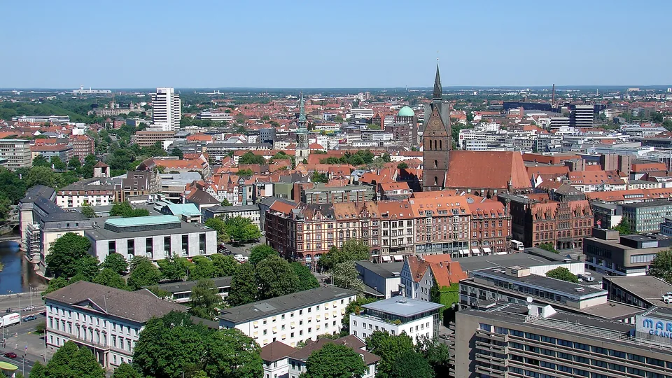 Blick über die Innenstadt von Hannover mit Marktkirche und rotem Ziegeldach