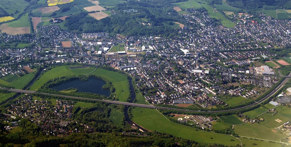 Luftaufnahme von Hennef mit der Sieg und angrenzenden Grünflächen