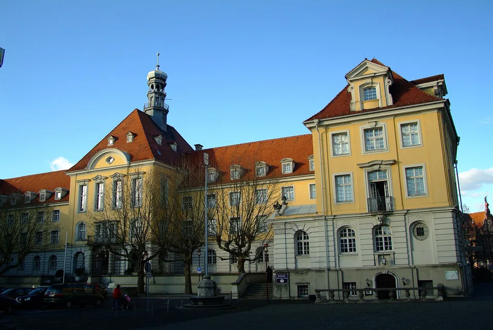 Rathaus Herford mit geschwungenen Giebeln und rotem Dach
