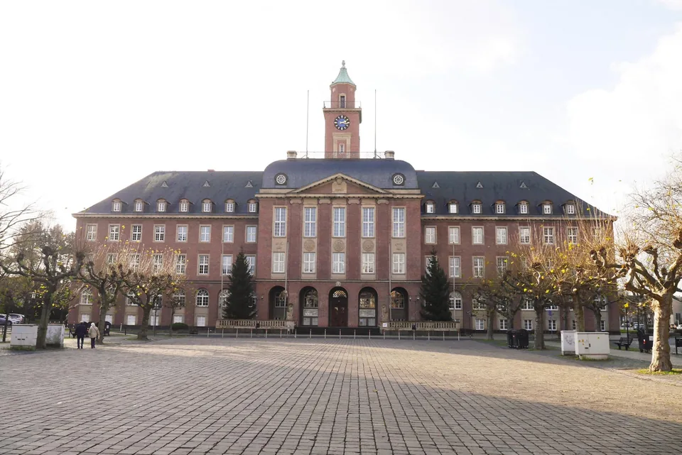 Rathaus Herne mit Uhrturm und gepflastertem Vorplatz