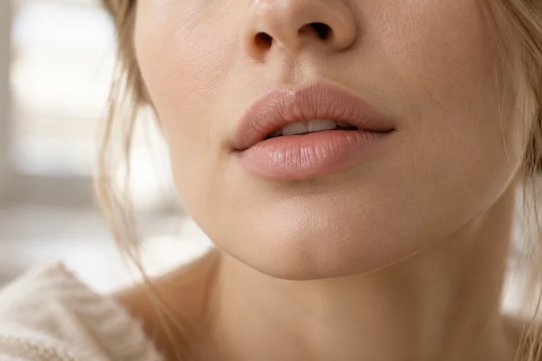 Nahaufnahme natürlicher Lippen mit feiner Hautstruktur