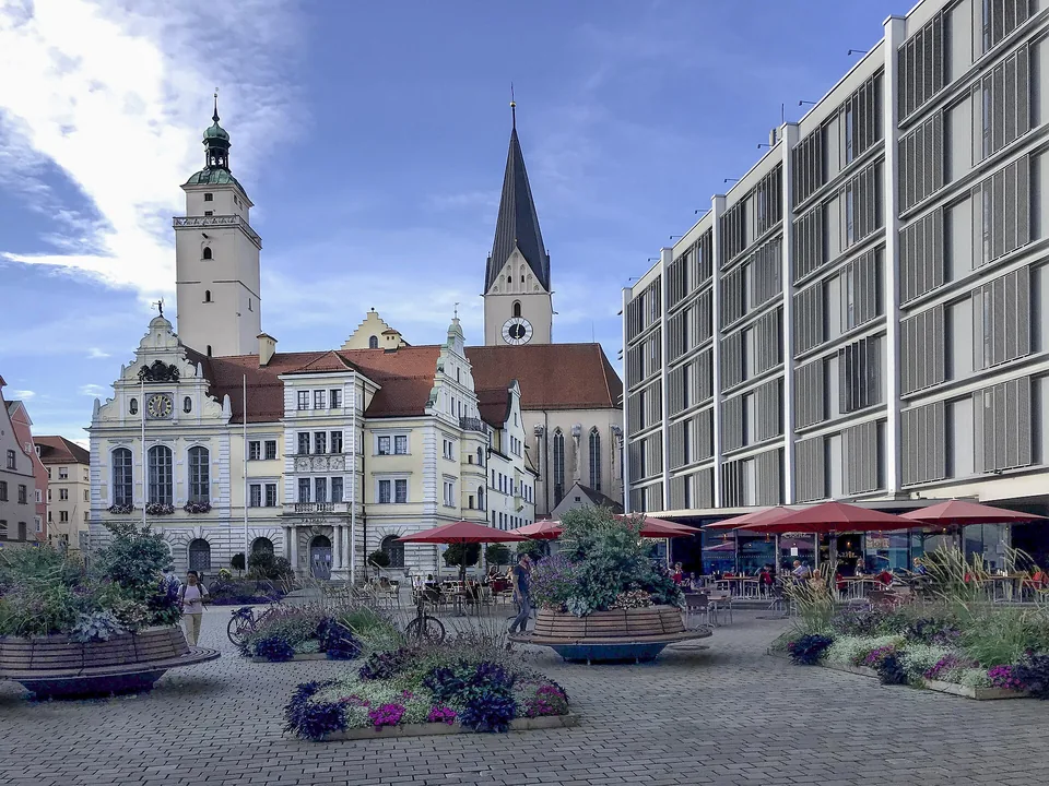 Rathausplatz in Ingolstadt mit historischem Rathaus und Blumenbeeten