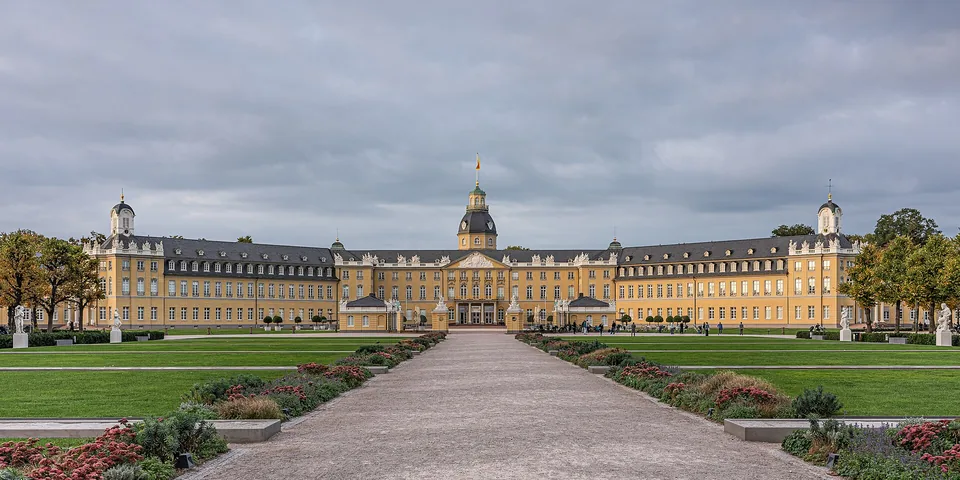 Schloss Karlsruhe mit Gartenwegen und mittigem Schlossturm