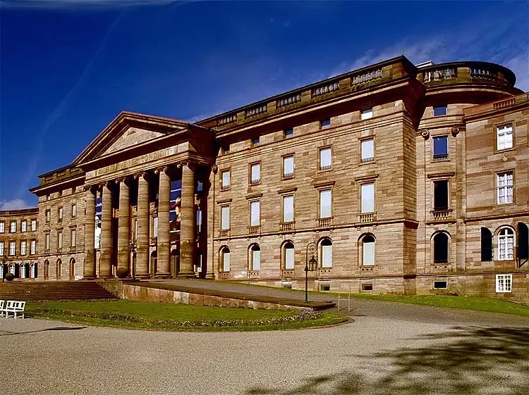 Säulenfront von Schloss Wilhelmshöhe in Kassel im Sonnenlicht