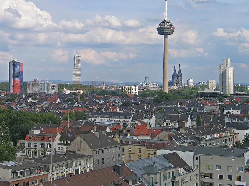 Dächer von Köln-Ehrenfeld mit Colonius und Dom am Horizont