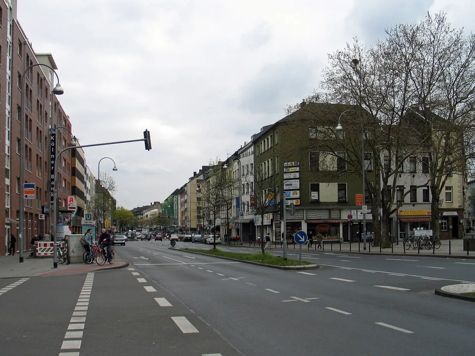 Kalker Hauptstraße in Köln mit Wohn- und Geschäftshäusern