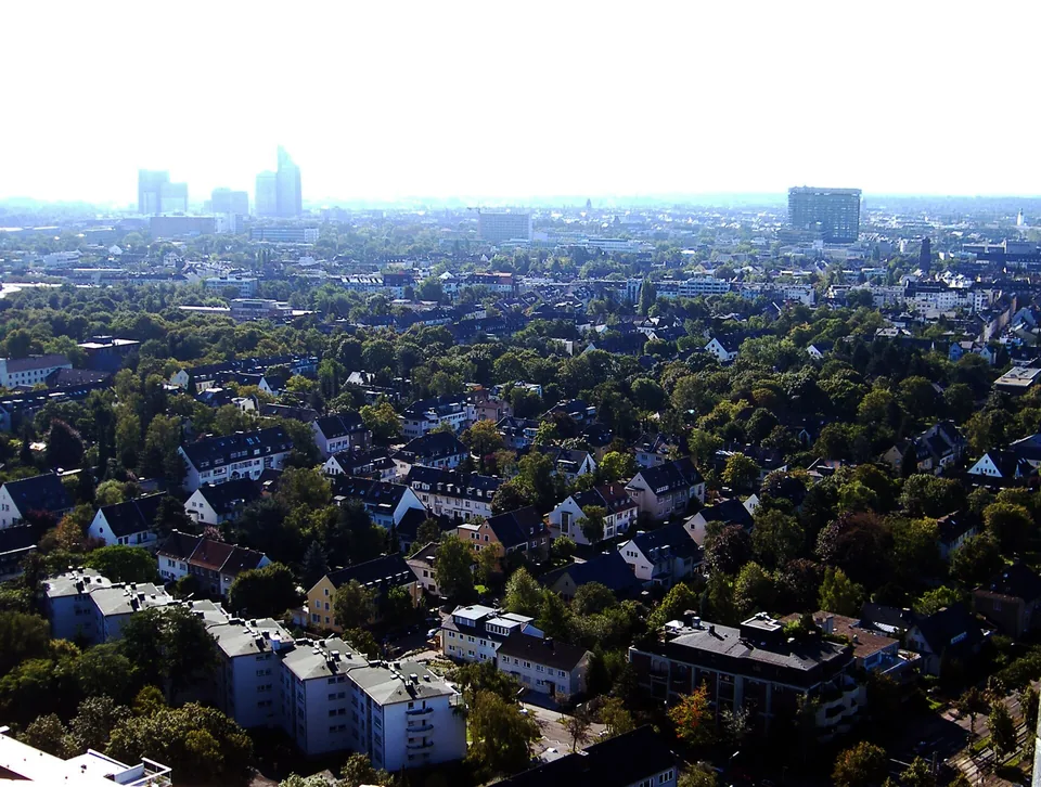 Blick über den grünen Kölner Stadtteil Lindenthal