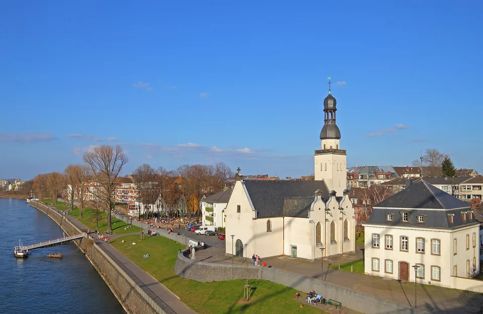 Rheinpromenade und St. Clemens in Köln-Mülheim