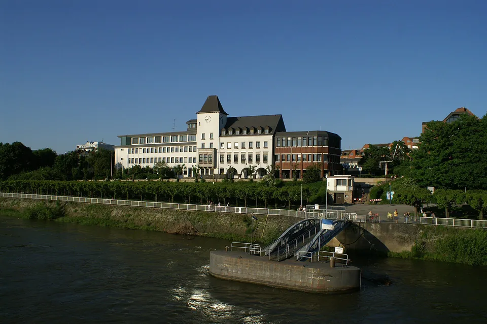 Rathaus Köln-Porz oberhalb des Rheinufers