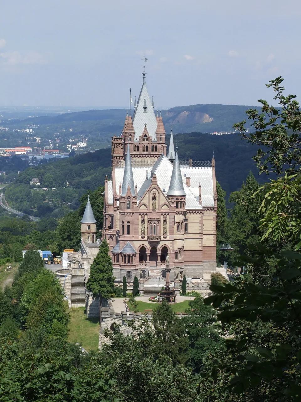 Schloss Drachenburg am bewaldeten Hang über Königswinter
