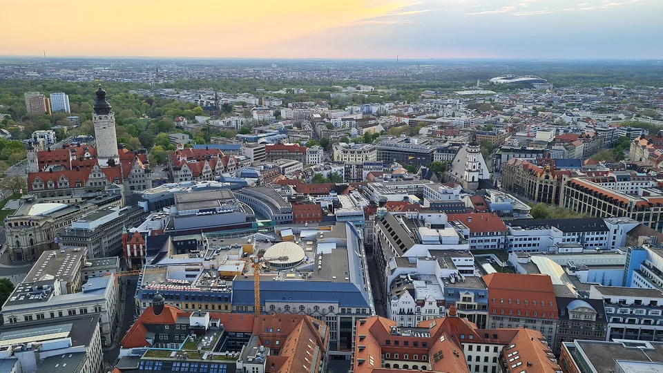 Blick über die Leipziger Innenstadt im warmen Abendlicht
