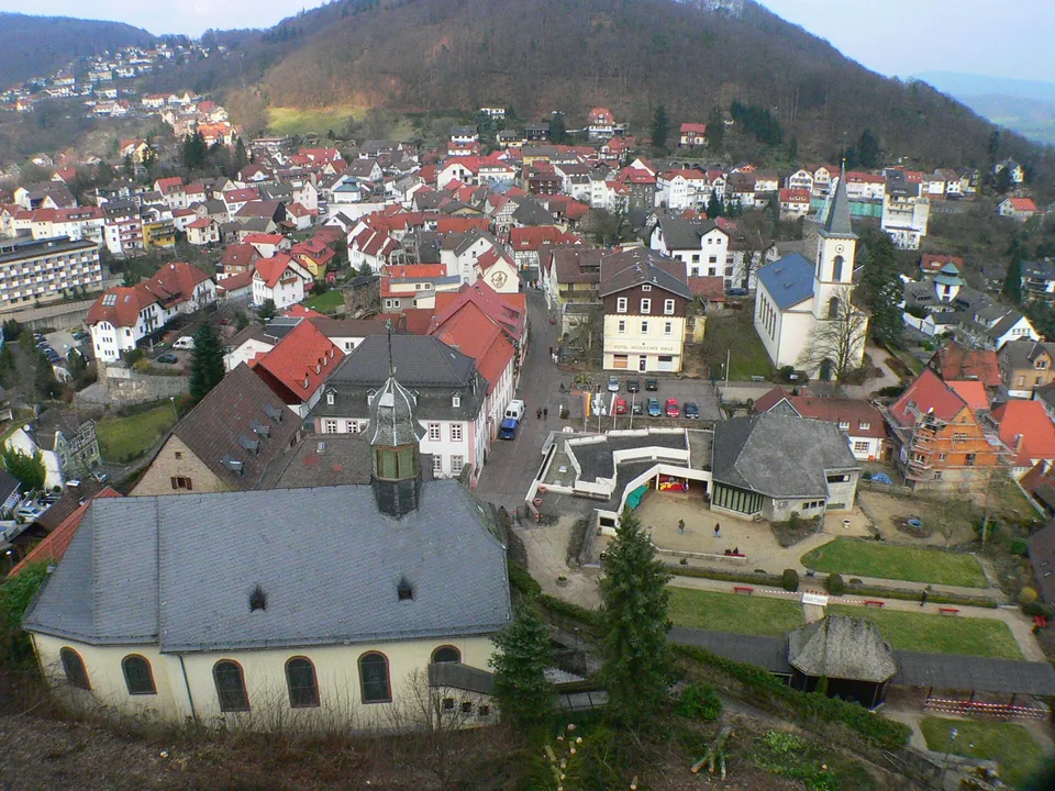 Blick über die Dächer von Lindenfels mit Kirche und bewaldeten Hängen