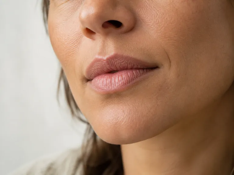 Nahaufnahme der natürlichen Lippenkontur und des Amorbogens