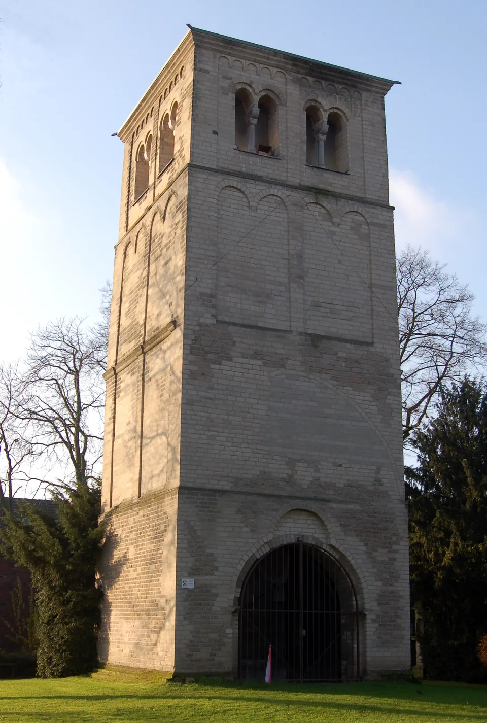 Alter Kirchturm in Meerbusch-Büderich mit steinernem Torbogen