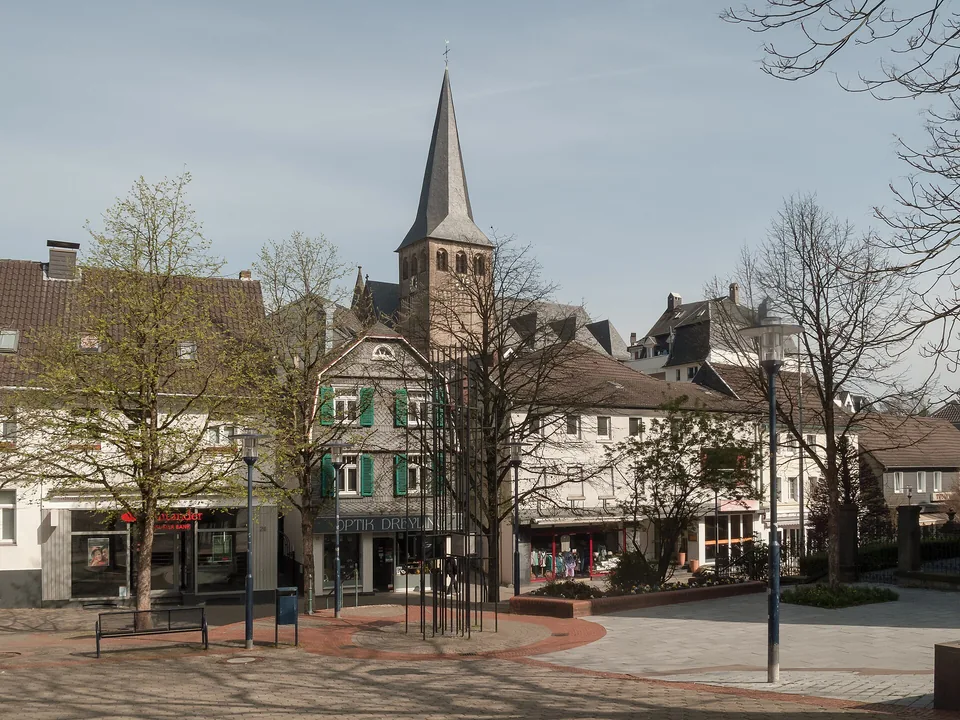 Marktplatz in Mettmann mit St.-Lambertus-Kirche und historischen Häusern