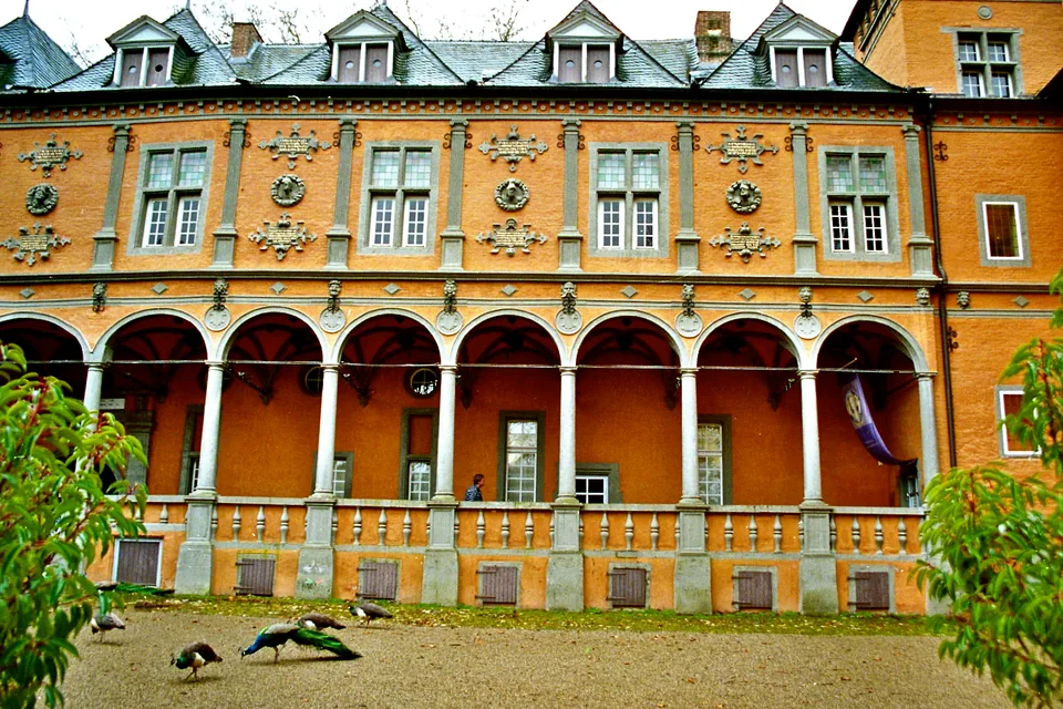 Hofseite von Schloss Rheydt in Mönchengladbach mit Arkaden