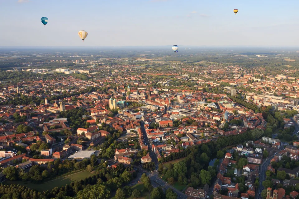Luftaufnahme der Münsteraner Innenstadt mit Kirchen und Heißluftballons