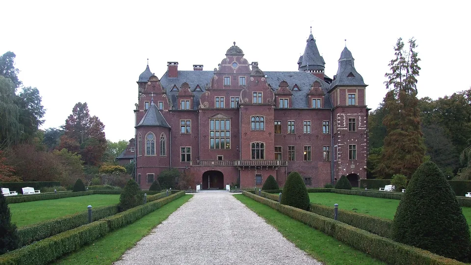 Schloss Krickenbeck in Nettetal am Ende eines geraden Parkwegs