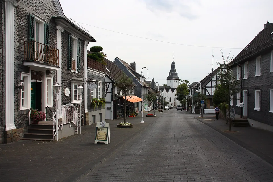 Hauptstraße in Nümbrecht mit historischen Häusern und Kirchturm