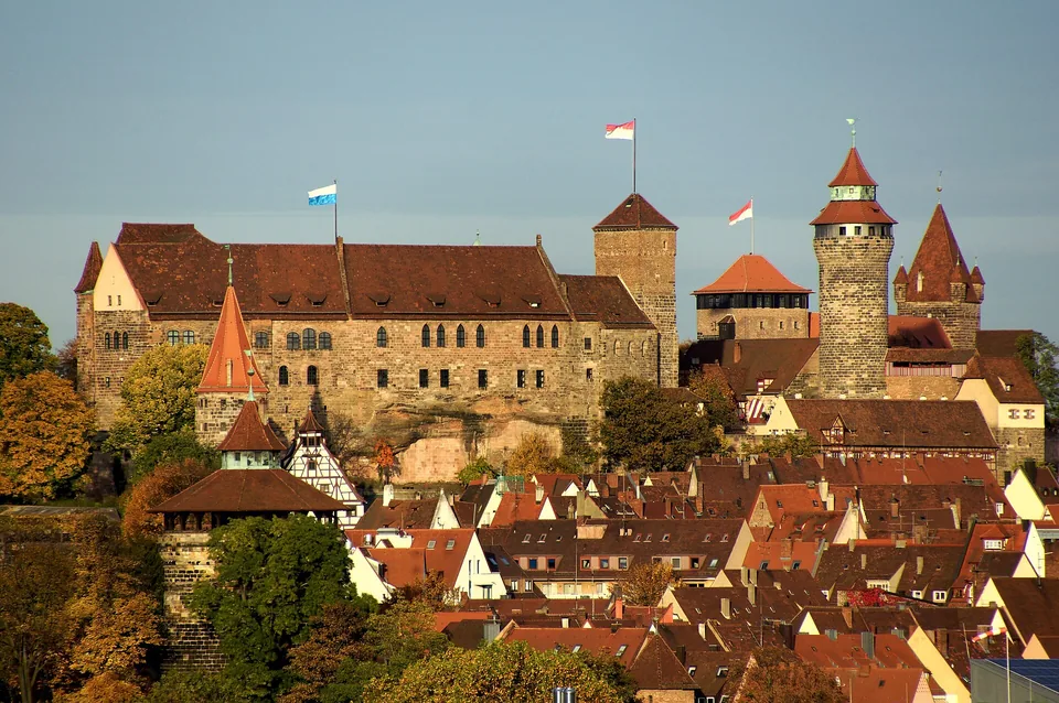 Nürnberger Kaiserburg über den roten Dächern der Altstadt
