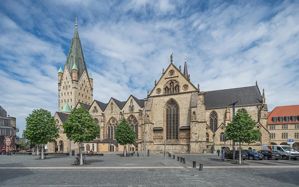 Paderborner Dom und Vorplatz unter einem leicht bewölkten Himmel