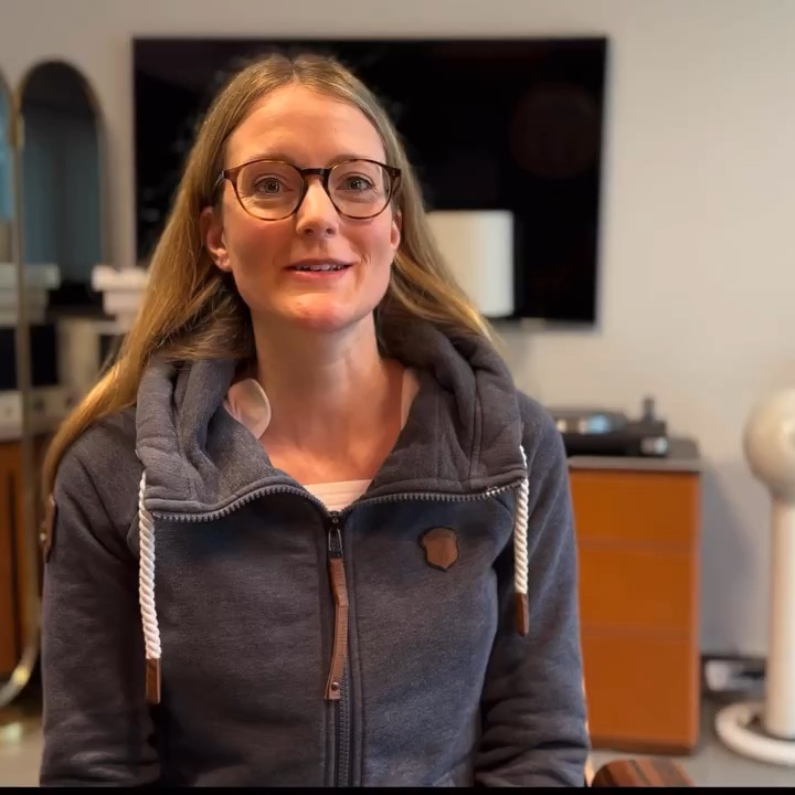 Patientin mit Brille im persönlichen Gespräch über ihre Brustvergrößerung