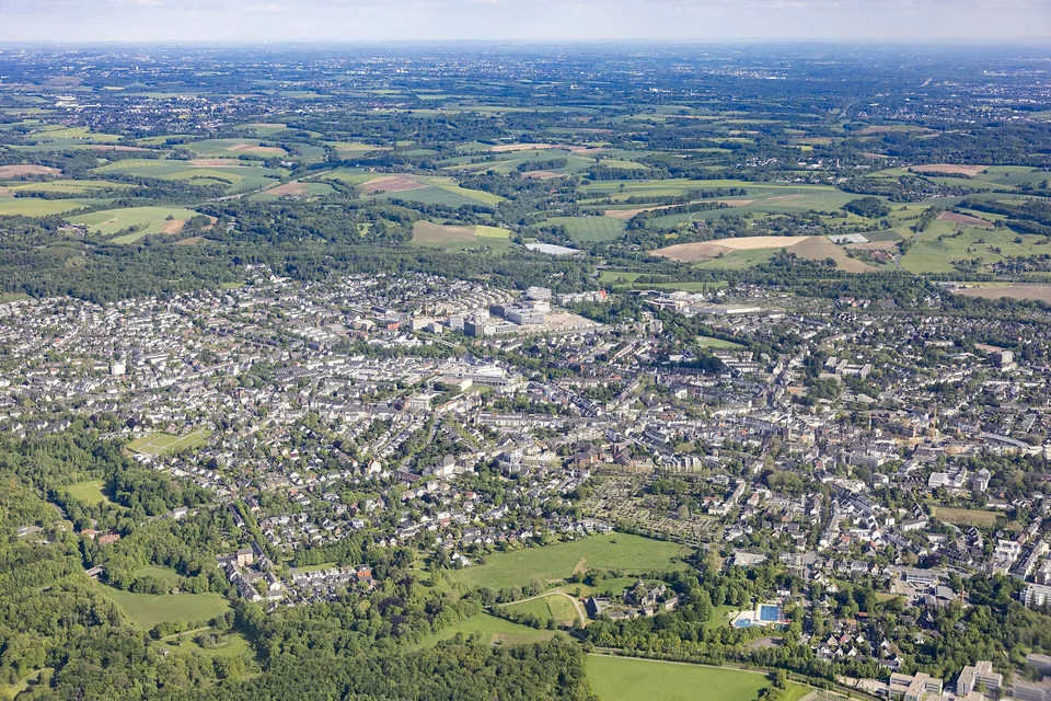 Luftaufnahme von Ratingen mit Innenstadt, Wohngebieten und Grünflächen