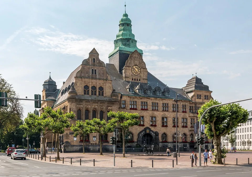 Historisches Rathaus Recklinghausen mit Türmen und begrüntem Vorplatz