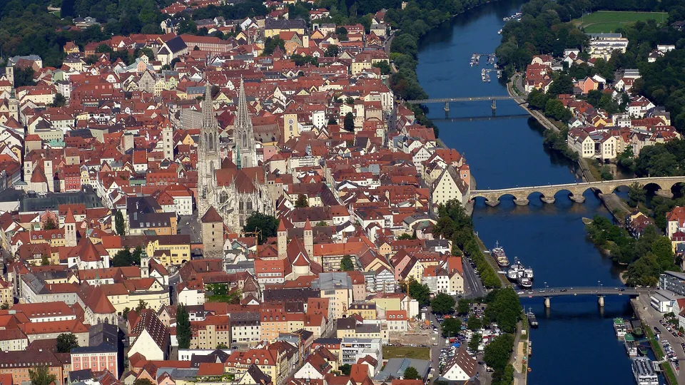 Luftaufnahme der Regensburger Altstadt an der Donau mit Steinerner Brücke