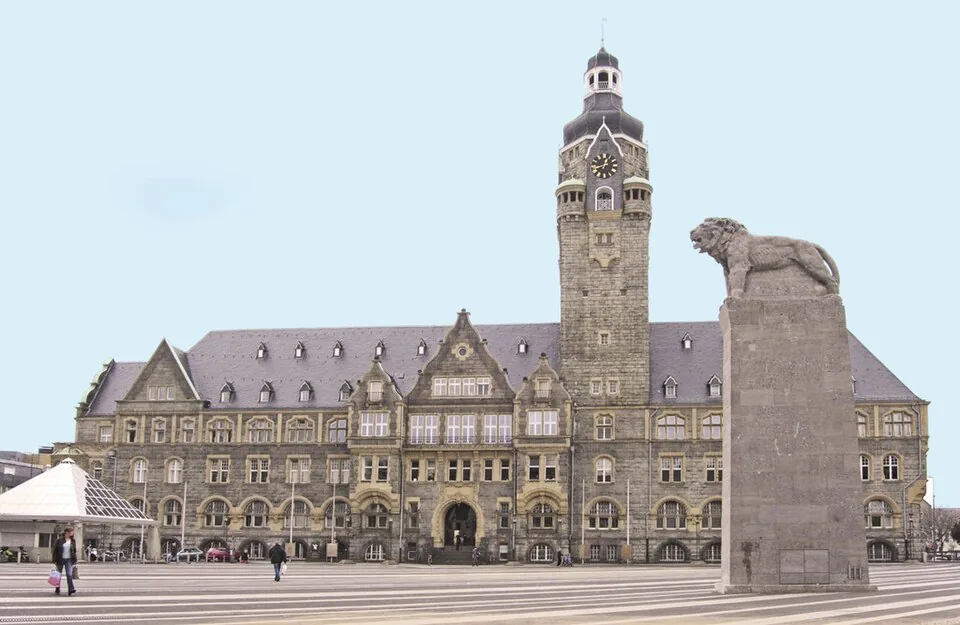 Rathaus Remscheid mit Uhrturm und Löwendenkmal auf dem Platz