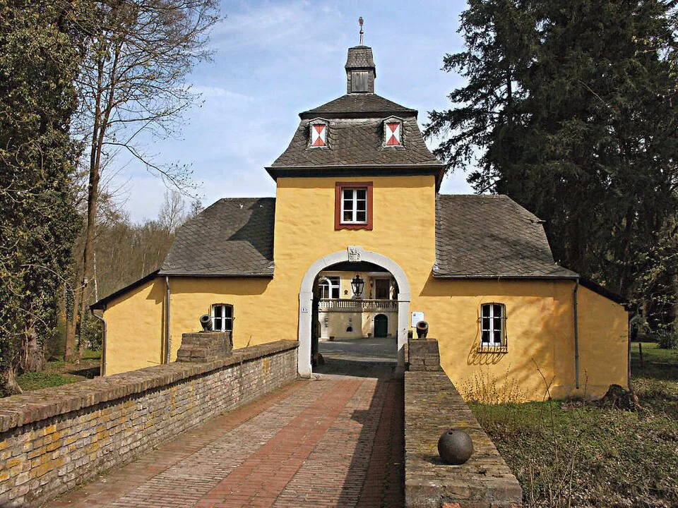 Torhaus von Schloss Eulenbroich in Rösrath mit Steinbrücke