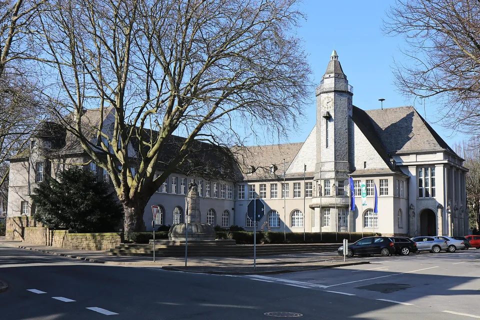 Rathaus Schwerte mit Vorgarten und Bäumen