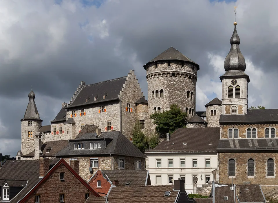 Burg Stolberg über den Häusern der historischen Altstadt