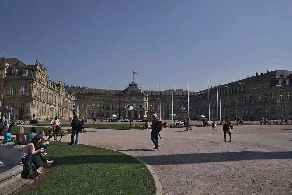 Neues Schloss in Stuttgart mit Schlossplatz und Rasenflächen im Vordergrund