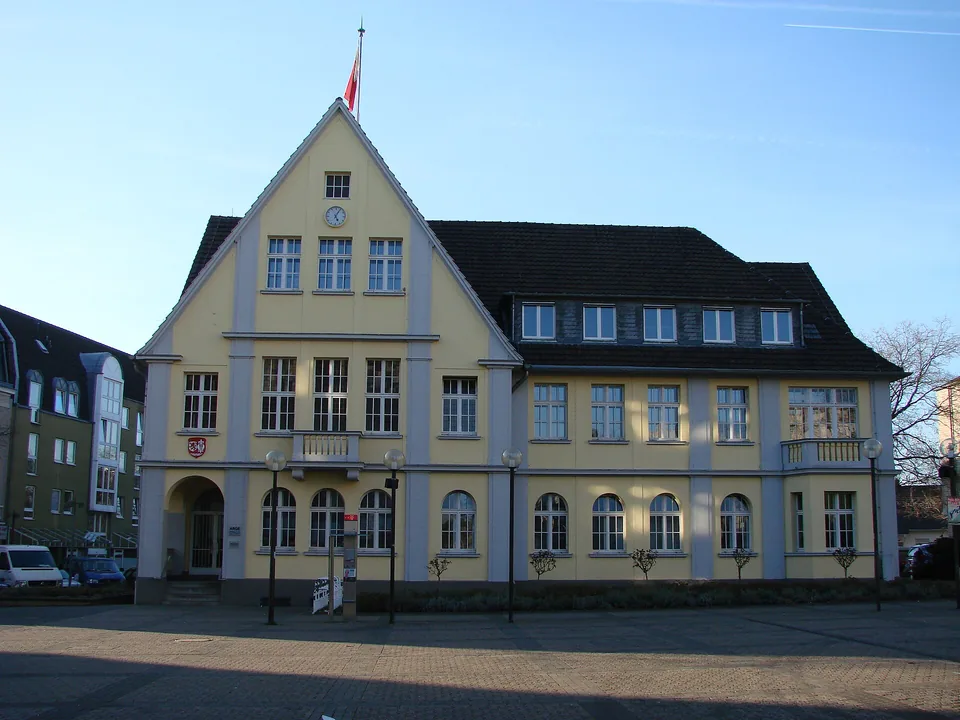 Gelbe Fassade des alten Rathauses in Wesseling